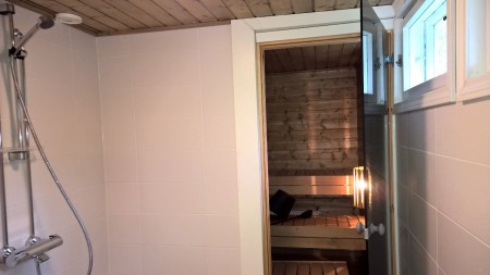 sisäsauna ja suihku